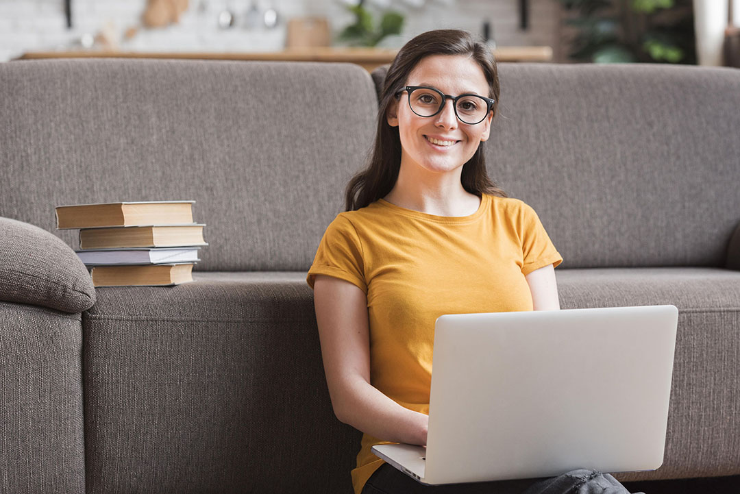 Étudiante suivant un cours en ligne depuis son salon