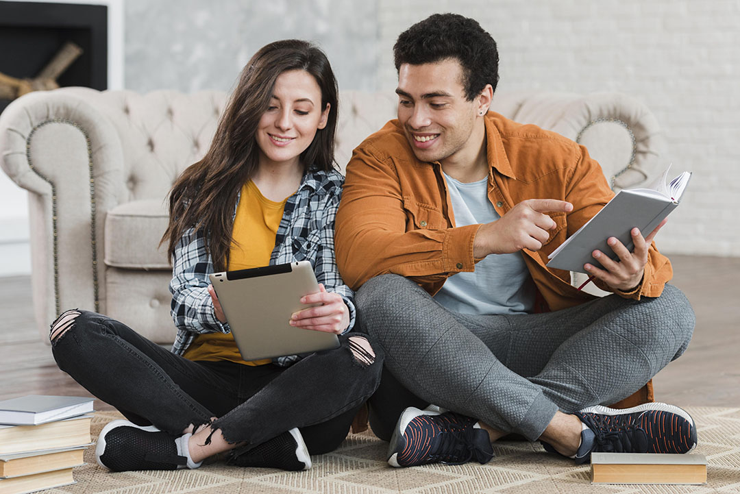 Étudiants travaillant ensemble avec une tablette