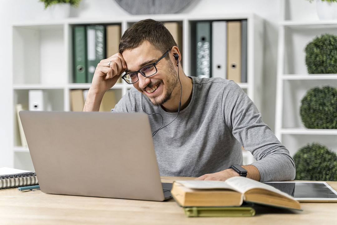 Étudiant travaillant à distance sur un ordinateur portable