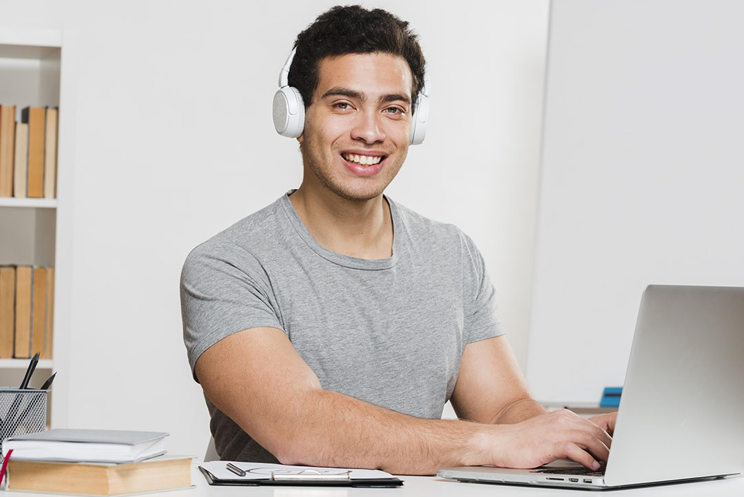 Étudiant équipé d’un casque suivant une formation en ligne